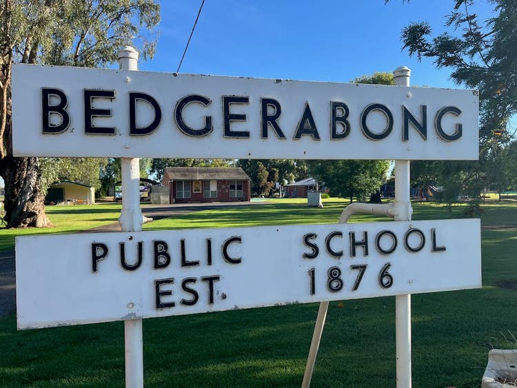 a picture of the Bedgerabong School sign at the entrance to the school
